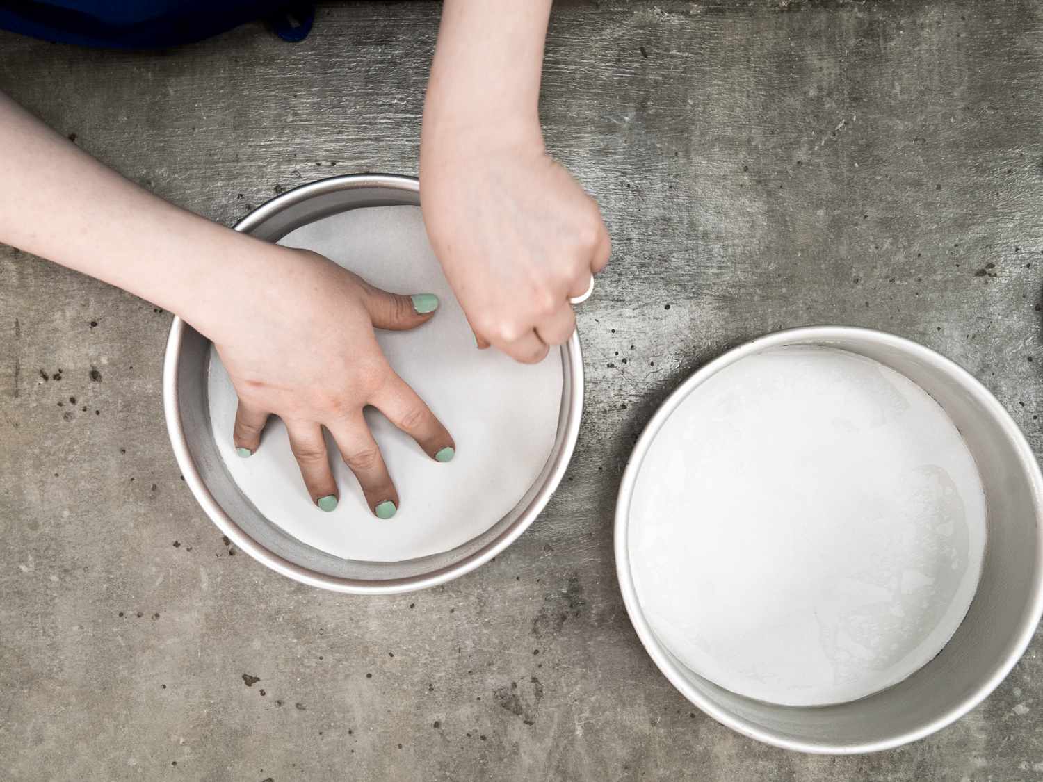 Line a Cake Pan With Parchment